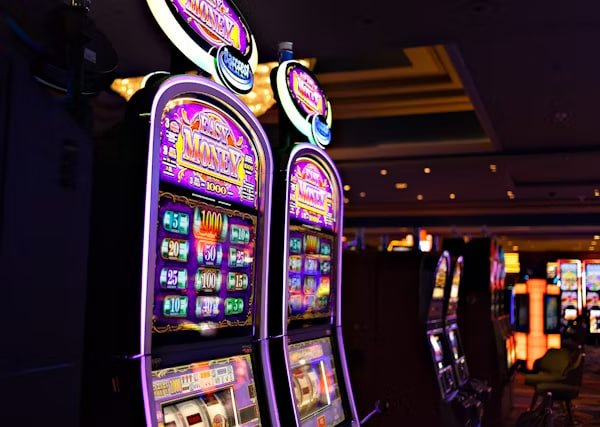 hm505 ဒေါင်းလုဒ် — Android Phone Screen တွင် Casino Lobby ပြသနေသောမြင်ကွင်း